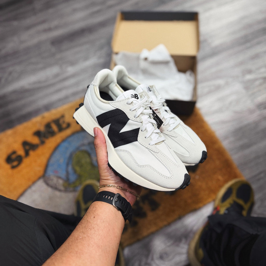 New Balance 327 “ Classic Black White”