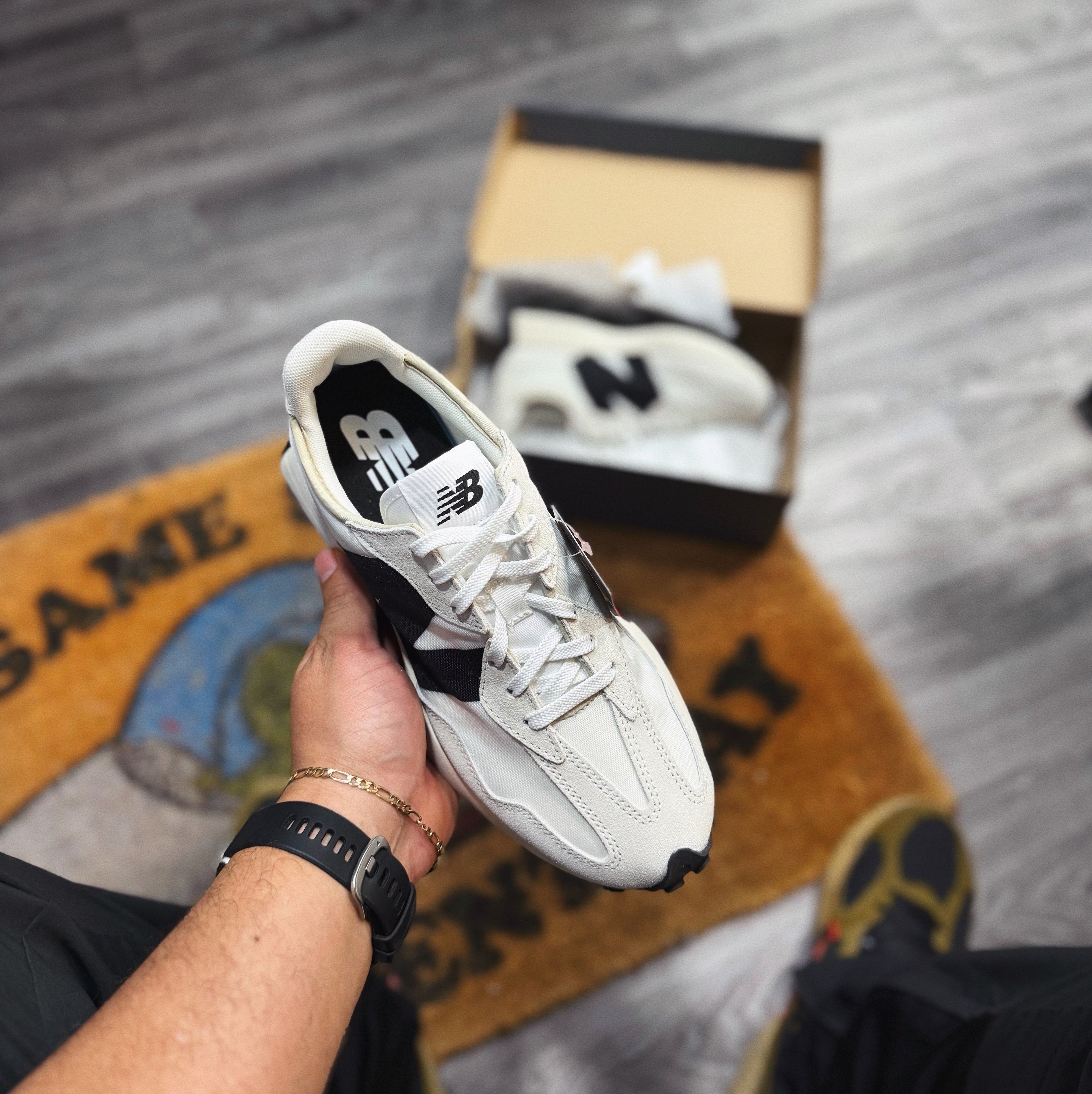 New Balance 327 “ Classic Black White”