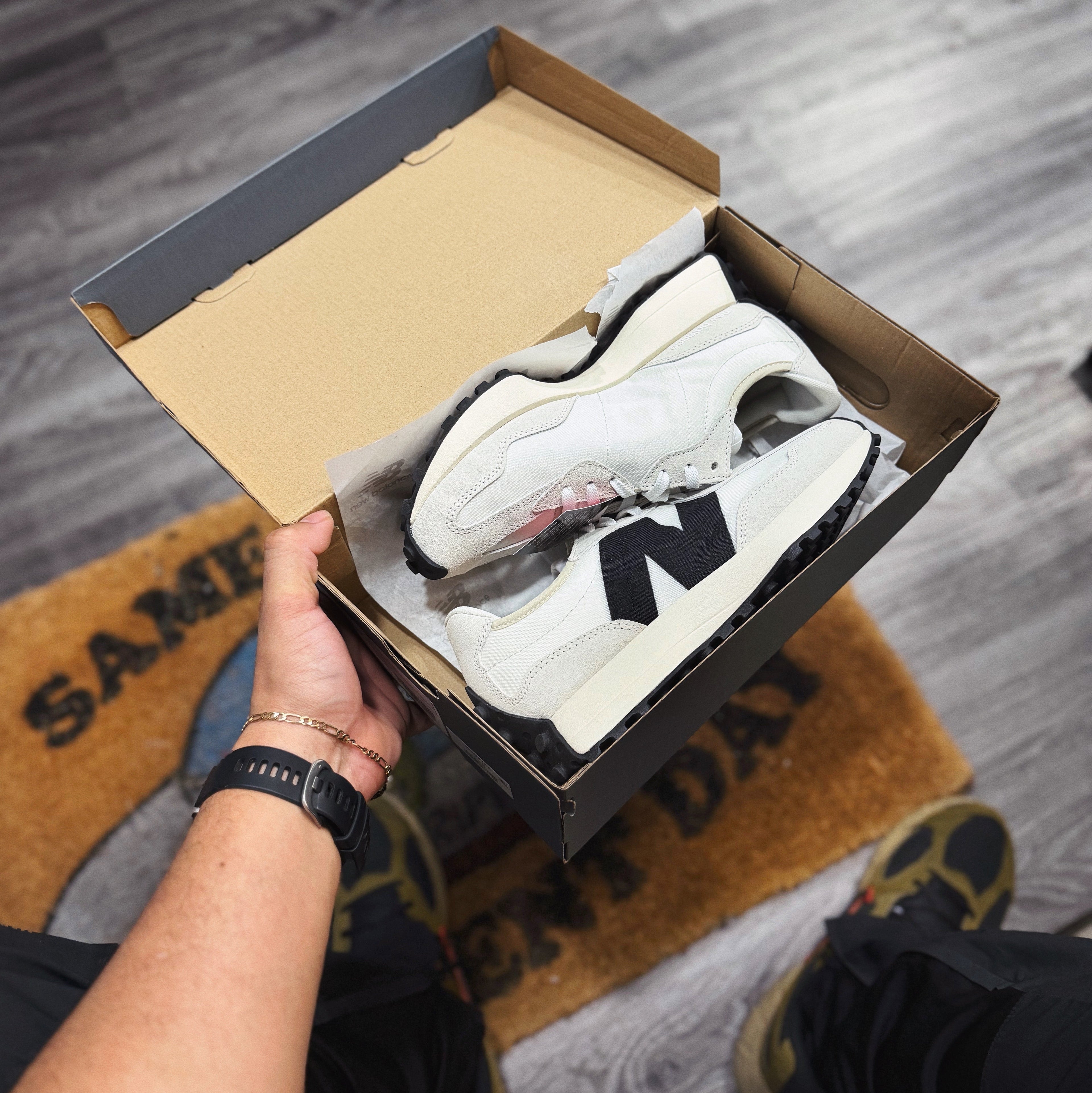 New Balance 327 “ Classic Black White”