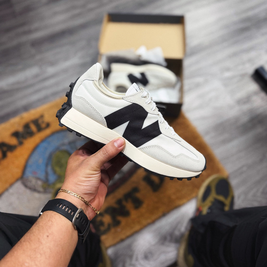 New Balance 327 “ Classic Black White”