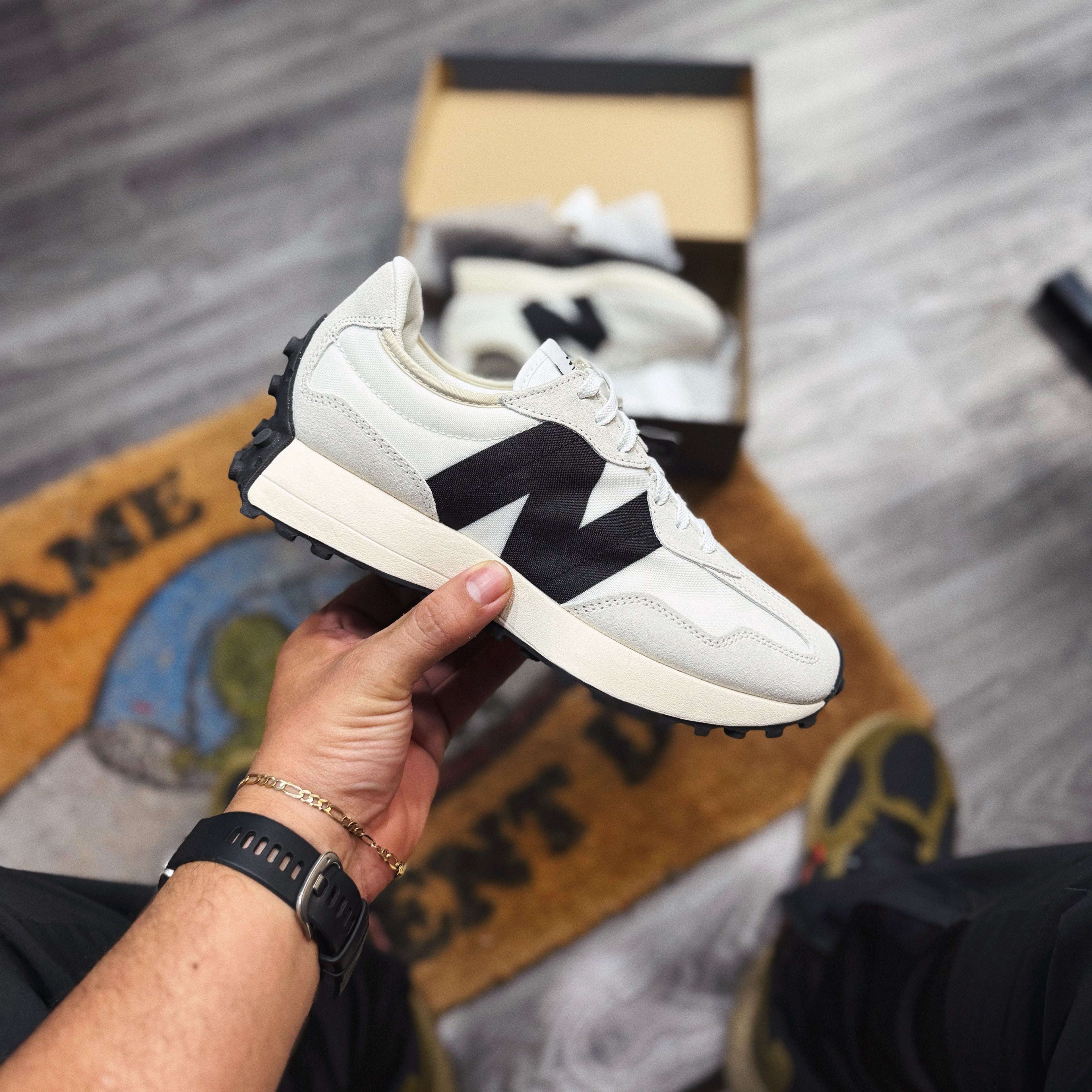 New Balance 327 “ Classic Black White”
