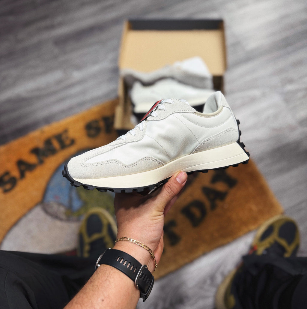 New Balance 327 “ Classic Black White”