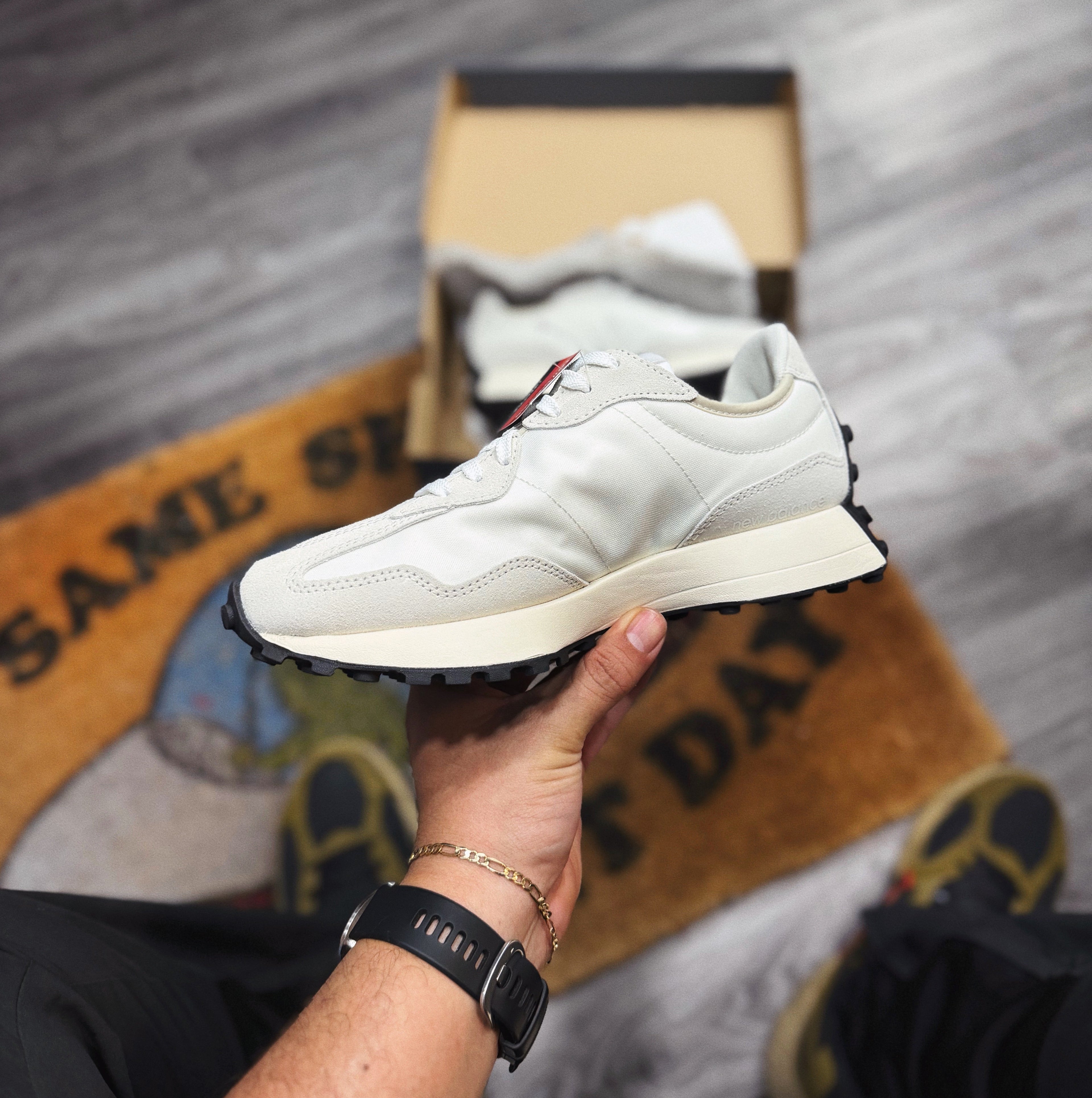 New Balance 327 “ Classic Black White”