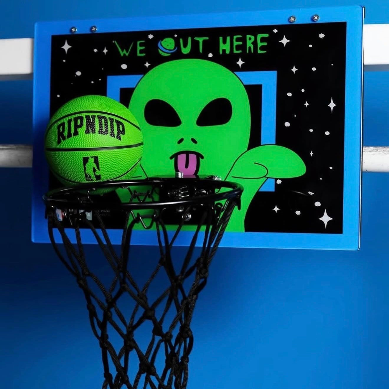 Peeking Alien Hanging Basketball Set
